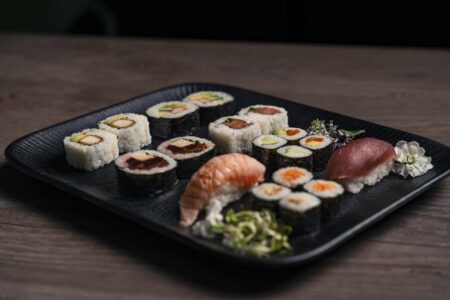 Mix-Teller mit Sushirollen und Nigri | Sushi Deluxe