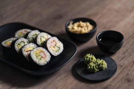 Sushirollen mit Wasabi, Sojasauce und Gari | Sushi Deluxe