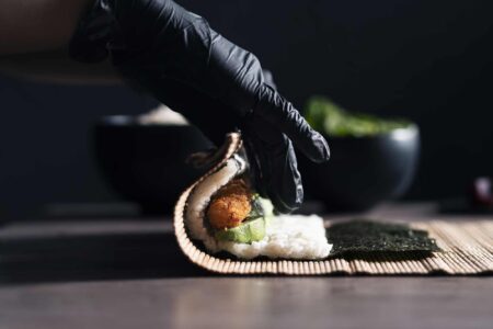 Sushi wird in eine Bambusrolle eingerollt | Sushi Deluxe